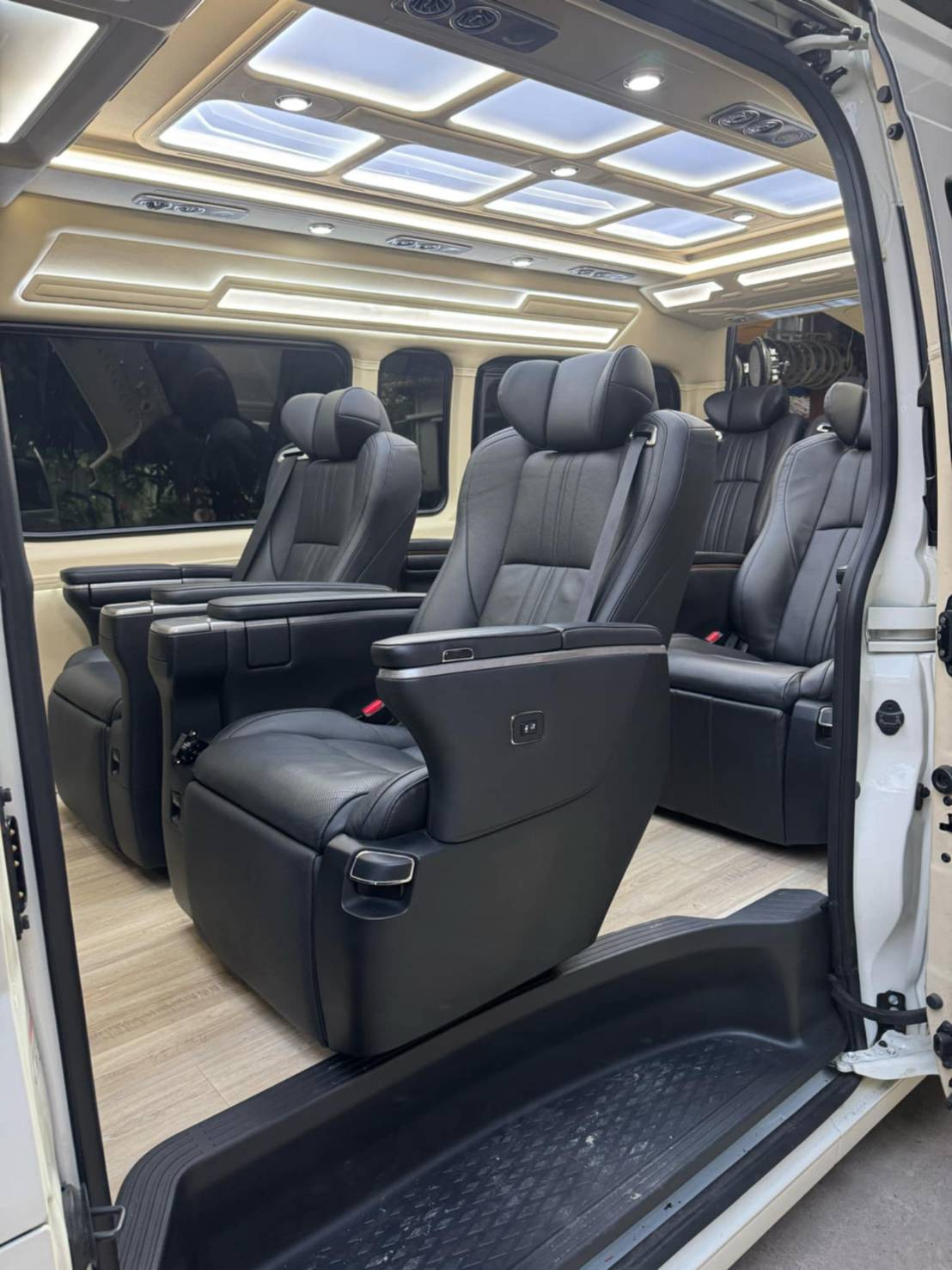 รถตู้รับส่งเขาสก